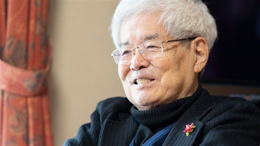 （5ページ目）養老「家族が嫌がった猫のみつぎ物は〈蛇〉。チロの口のまわりで蛇が渦巻いていて」室井「寝ている私の額にミミズを3本、川の字みたいに乗せられて」 【対談：室井滋×養老孟司】猫が教えてくれた「これが生きるってこと」＜中編＞｜芸能｜婦人公論.jp