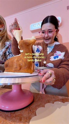 let’s decorate a non-demonic lamb cake 🐑🎂⭐️ #lambcake #varietyhour #cobakespace #cakedecorating