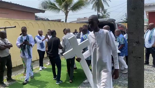 🇬🇦#Gabon 🦋 🌬️🌊🌀Le Respect de l'emploi du temps ✨ ***🫡🫡🫡*** 🌑#HOMMAGE C'était ici notre corps de garde, c'est ici qu'on discutait c'est ici qu'on prenait des décisions. Ici on écoutait les vielles chansons, on avait nos fous rires pendant mes visites. Une chose est sûre tu pars avec nos secrets. 😅😃 N'oublie pas de vérifier ce que tu m'avais dit " OÙ SE TROUVE T-IL LÀ-BAS OÙ LÀ-BAS 😅😄" On était mort de rire a ce sujet et tu me disais en riant "😅 Papa faut pas rire c'est la vérité" M