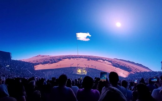 拉斯维加斯LED球形屏幕内的炸裂演唱会现场#2，U2乐队演唱会