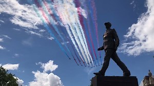 [#Évènement] 🎙 À l’occasion des 80 ans de l’appel du 18 juin 1940 prononcé par le général de Gaulle depuis Londres, les RAF Red Arrows et la Patrouille de France ont défilé conjointement dans le ciel parisien. 📣 Retour en images sur ce survol historique de ces deux patrouilles 🤩⤵️ | Armée de l'Air et de l'Espace