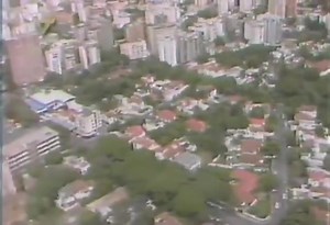 29K views · 2.6K reactions | #TíoSimón le canta a #BilloFrómeta por su inmenso amor a Caracas. Año 1988  #SimónDíaz #MúsicaVenezolana #Billo #Billos #Caracas | Simón Díaz | Facebook