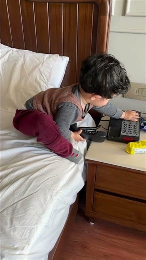 hello kon bolra h😂#algorithm #trending #cute #youtuber #shortsfeed #sharartibacha #viralbaby #reels