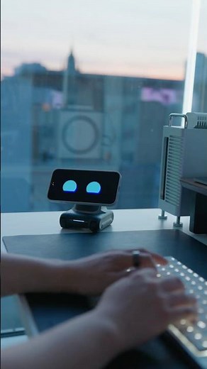 The smartest thing on my desk (LOOI Robot)