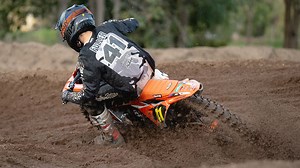 What a week it was at the 2024 KTM Australian Junior Motocross Championship (AJMX) in Bunbury! 🇦🇺 KTM Junior Racing Team’s Jackson Fuller brought home the 125cc (15yrs) title, along with podiums achieved by Cooper Ford and Ollie Birkitt, plus plenty of promise from Kyle Harvey too. Congratulations to all who hit the track in Western Australia and their families as well for a mega week of racing! 🚀 Film: Foremost Media. #KTM #ReadyToRace #Motocross #AJMX | KTM AUSTRALIA