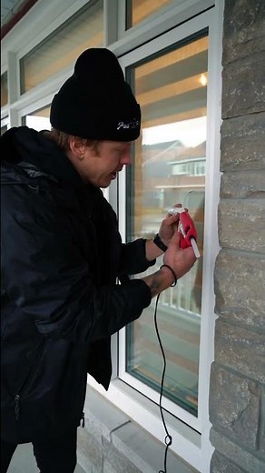 How to Put Christmas Lights Around Windows Like The Pros