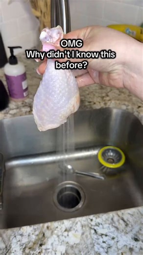 5分でカリカリのチキンを作る方法初手からダメな作り方ですね鶏肉を水で洗うのは食中毒のリスクが増えるので日本の法律では推奨されていません鶏肉を水で洗うと食中毒菌をキッチン周りにばらまく事になるからです