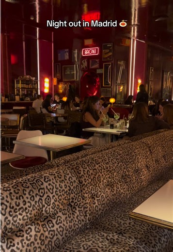 Madrid is one of the best capital cities I ever visited. Very lively, yummy food, great fashion and beautiful architecture ❤️ #españa #nightout