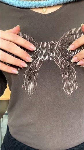 Scratching on bedazzled t-shirt #asmr #asmrscratching #bedazzled