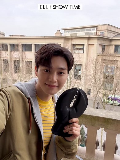 잠시후 시작하는 로에베 쇼. 앰버서더 송강이 엘르와 함께 로에베 쇼장으로 갑니다. 같이 가실 분?🦞 #송강 #SongKang #로에베