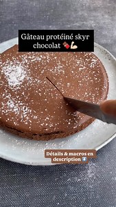 Gâteau skyr chocolat version protéinée 🍫 4 ingrédients Une recette saine & gourmande, j’adore la texture compacte mais fondante de ce gâteau 😍 💾 N’oublie pas d’enregistrer la recette pour la refaire plus tard 😋 J’ai mélangé au fouet dans l’ordre : 🍫 200g de chocolat noir pâtissier fondu 🍳 4 œufs entiers 🥛 450g de skyr nature 💪🏻 40g de protéine vegan en poudre à la vanille de chez @koro_fr > Une fois que c’est bien homogène, je verse la préparation dans un moule à charnières avec papier 