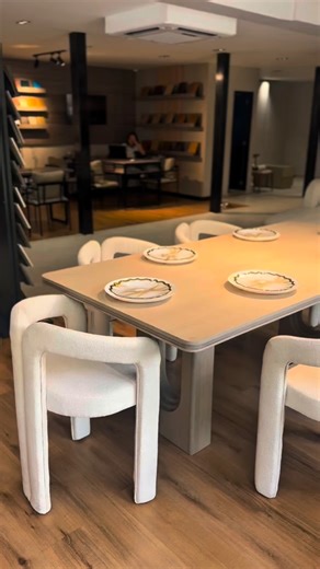 En UDM puedes combinar referencias, elegir materiales y ajustar medidas, hasta llegar al set que mejor encaje con tu espacio. | UDM