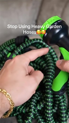 Traditional hoses are heavy and messy. This expandable hose: ✔ Expands automatically ✔ Lightweight design ✔ Easy storage Your gardening just got easier.#gardenhose #gardentools #homehack #yardwork #gardeninglife