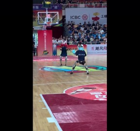 Robots throw playful punches in humorous boxing match in Zhejiang, China