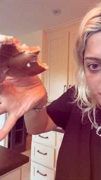 FOODIE Bebe.. does bagels and coffee! Via instagram stories 20 Dec '25. 🥯☕️😋 #beberexha #popstarlife