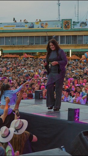 545K views · 11K reactions | Gracias a mi gente hermosa del Carmen de vivoral por tanto amor | Arelys Henao | Facebook