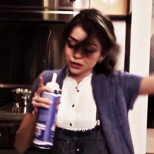 Adorable Sarah Hyland Moments in Geek Charming Movie