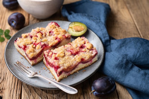 Ukus koji vraća u detinjstvo: Domaći kolač sa šljivama po receptu naših baka sprema se brzo&lako i miluje sva čula