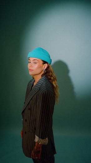 TASH SULTANA on Instagram: "Last year before I went on stage during one of my tours my father had a heart attack. I wrote this little piece as a “flip” outro for my new track NEW YORK. He’s alright now but you never know what’s going to be thrown at you. You gotta respect your time and all of those who are in it"