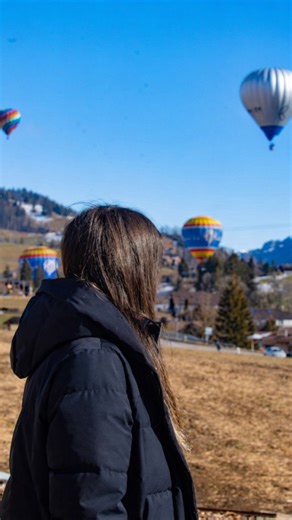 MARIE S. | TRAVEL CREATOR | ✈ on Instagram: "🇨🇭 Festival international des ballons, Château-d’Œx 📍🇨🇭 — ✨ 46e Festival International des Ballons à Château-d’Œx, la capitale de la montgolfière en milieu alpin. Un rendez-vous mythique en Suisse, où des montgolfières venues du monde entier s’élèvent dans un décor de montagnes, souvent enneigées… un vrai conte de fées hivernal ❄️🎈 📅 Fin janvier – début février 🕗 Vols principalement le matin (selon la météo) 💶 Week-end : entrée payante CHF 10