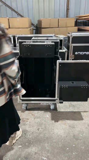 Flight Case for Midas M32R with hydraulic with computer stand WhatsApp: (86)17302003318 Email:bingerlan58@gmail.com Web:www.honecase.com #flightcase #roadcase #case #factory #rackcase #MidasM32 #foryou | Flight Case Emily
