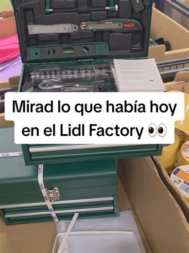 Hoy me he vuelto a encontrar este maletín de herramientas en el Lidl Factory 👀 y claro, había que abrirlo para cotillear qué llevaba dentro 😂 Tiene varios cajones y viene cargadito de herramientas. Estaba a 60 €. Por cierto, uno muy parecido fue protagonista de uno de los vídeos que más se viralizó por aquí, con unas 800.000 visualizaciones. No sé qué tienen estos maletines, pero os encantan 😂 ¿Lo compraríais por 60 €? #Lidl #LidlFactory #Herramientas #OfertasLidl #ComprasAlPoder