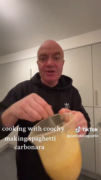 Cooking Spaghetti Carbonara with Coochy