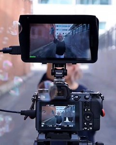 Bubbles! Just out here playing with my new R5 monitor. It came with so many things that other monitors don't, like a little sun hood so you can film outside and even an SD card so you can load your LUTs. I also like how lightweight it is. It's 5 inches so if you're looking for a gimbal monitor this could be a good choice for you. Credit atola visuals | Desview