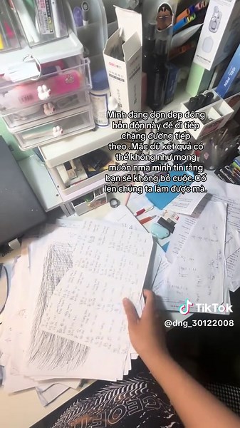 Organizing a Cluttered Desk: Tips for Efficiency