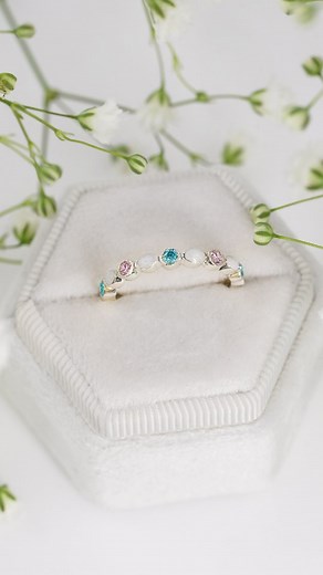 Another stunning ring!😍 Mother’s milk is set into a solid 14K white gold band, accented with real Ruby gems. Isn’t it beautiful? #keepsakemom #keepsake #breastmilkjewelry #breastfeeding #keepsakejewelry #breastmilkring | KeepsakeMom