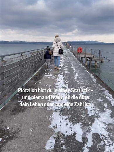 Plötzlich bist du in einer Statistik - und niemand fragt, ob die Akte dein Leben oder nur eine Zahl ist. Mein Kind war kein Fall, sondern Familie. Doch im System zählt eine Hausnummer mehr als eine Geschichte. Ich habe erlebt, wie schnell man dich „verwaltet“ – und wie wenig Raum du hast, dich zu wehren. Solange wir Akten sind, kann keiner von Gerechtigkeit reden. Mach Schluss mit Fallnummern. Wer mit mir Mensch bleibt, übernimmt jetzt Verantwortung für Lösungen – nicht für Verwaltung. Investier