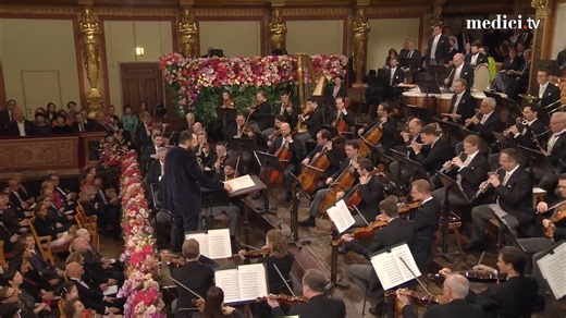We are a few days away from the Vienna Philharmonic / Wiener Philharmoniker New Year's Concert! While you wait, look back at the 2020 edition where the orchestra and maestro Andris Nelsons performed Hans Christian Lumbye's Postillon Galop in an arrangement by Wolfgang Dörner. https://bit.ly/4plIwgo | medici.tv