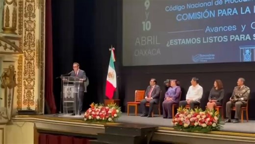 ¿Todo para el último momento? 🤔⚖️Se valora aplazar al 2030 la forzosa aplicación del Código Nacional Civil y Familiar (CNPCyF).Antecedente: en el 2023 cuando se expidió se veía lejos el 2027, ahora que ven que el tiempo se les agotó y los avances son nulos, buscan ooootra vez prorrogar 4 años más. 😱Muy poco se habla del tema, en este evento el magistrado @JCDCarranza presidente de la comisión para la implementación en estado de Oaxaca, señala que no debería cometerse el mismo el error. También