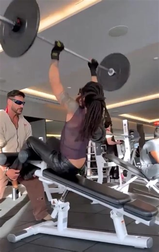 Video: Lenny Kravitz mostró su exigido entrenamiento con pantalones de cuero, botas y lentes oscuros