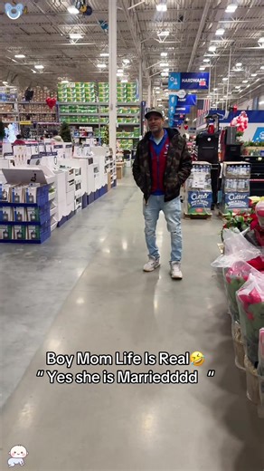 It's so cute that the boy protects his mom#goodboy #momson #cutekid #mommysboy #boysmom