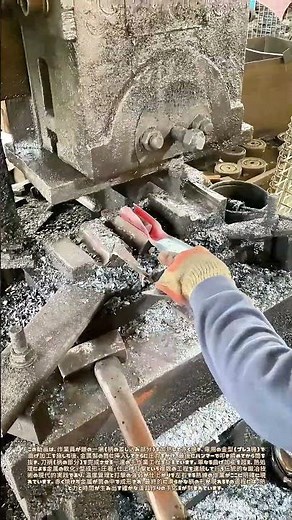鎌の端を焼いて型で曲げ、筒で締めて柄を仕上げる：熱間鍛造と冷間圧着を組み合わせた手道具製作