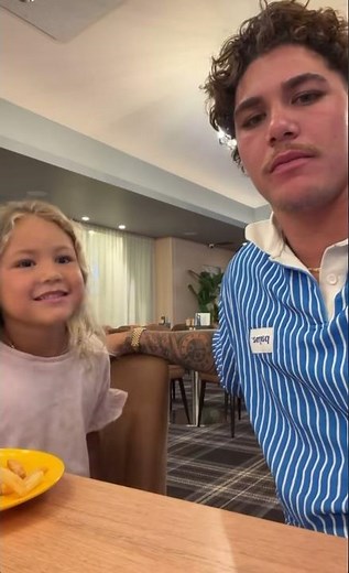 REECE WALSH GETS 6/7’D BY HIS DAUGHTER 😅 #NRL #rugbyleague #rugby #sport #australia