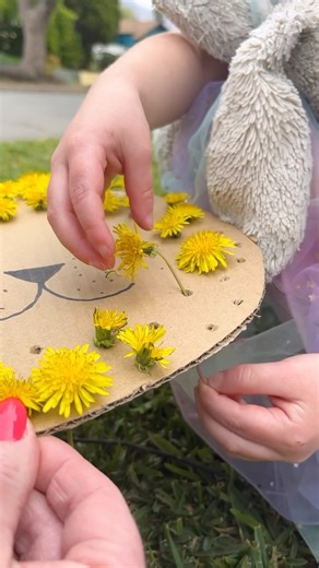 Jeff & Lauren on Instagram: "🦁 Turn old pizza boxes into a Dandylion! This springtime craft is a delightful activity for young kids and great for fine motor skills! #springtime #KidsActivities #dandelion #craft #familyfun"