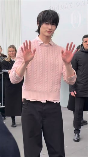 L'OFFICIEL MALAYSIA on Instagram: "The outfit? 10/10. The hair? 10/10. The face? A solid 1000/10. Prada’s very own Asia prince @byeonwooseok is officially on his way to the @prada Men’s Autumn/Winter 2026 show, and all eyes are already locked in. #프라다 #byeonwooseok #byeonwooseokxpradafw26 #변우석"