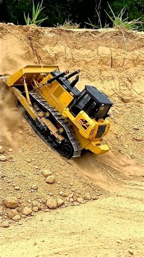 Unleashing the Power: RC Bulldozer Digs Deep! 🚜