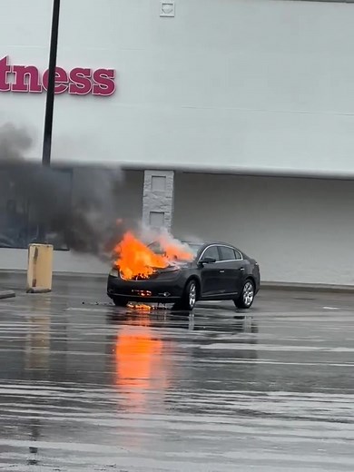 Decatur- Beltline Rd Planet Fitness- vehicle fire. Caller reports unoccupied vehicle in a handicapped spot is on fire. *video from a follower | Decatur & Morgan County Alabama Police Scanner