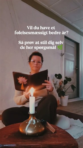 Inden vi skynder os videre med mål, planer og alle de “jeg burde”, kan det være rart at standse lidt op og mærke efter, hvordan du egentlig lige her og nu. Her er 6 spørgsmål, jeg selv vender tilbage til, når jeg længes efter mere ro, klarhed og retning i mit liv: • Hvilken følelse har fyldt mest i mig på det sidste? • Hvilke situationer har gentagne gange drænet mig følelsesmæssigt? • Hvad bragte mig tilbage i ro, når det blev overvældende? • Hvem – eller hvad – har næret mit følelsesmæssige ve