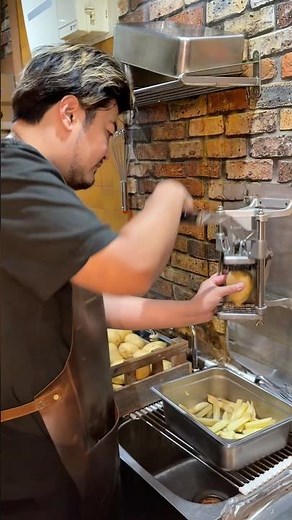 Hypnotic potato cutting for the perfect Belgian fries! Frites Bruges in Asakusa makes the best Be...