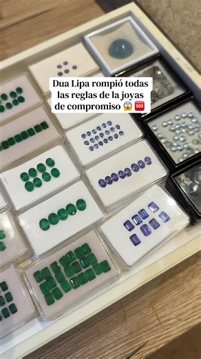 Ni aretes cargados de diamantes o perlas sencillos. Ni anillo de compromiso cualquiera. Dua lipa sabe lo que hace con sus joyas. #joyeria #jewelry #dualipa #wedding #or