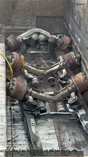 산업용 유압 프레스를 활용한 중량 고철 압축 및 재활용 공정 #worker #process #recycling #machinery #scrapmetal