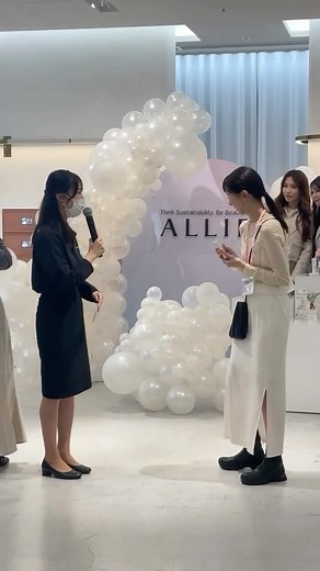 早川里香 on Instagram: "✨ INFLUENCER’S EXPO 2025 ブースリポート🎤 ✨ その日は受付の予定だったのですが…急遽MCも担当することに！🎤💨 各ブースを回り、担当の方に展示製品や会場限定プレゼントをご紹介いただきました🎁✨ 新製品のタッチアップや試飲など、体験型コンテンツも盛りだくさん！💄☕ スタンプラリー形式でお客様にも楽しんでいただき、大盛り上がりでした🫧✨ みなさん、ご参加ありがとうございました💖 #MC #フリーアナウンサー #早川仕事録 #インフルエンサー #influencer #INFLUENCERSEXPO #リポート"