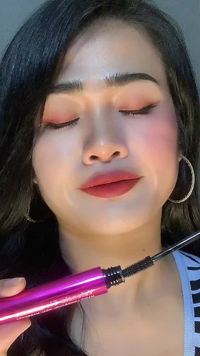 Apply Volume Million Lashes Mascara Effectively