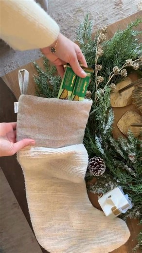 Celebrate the season in style with Lindt Dubai Style Chocolate — the ultimate gift of holiday luxury. 🎁✨ | Lindt