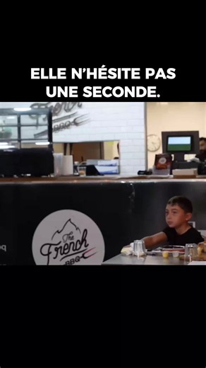 Face à cet enfant, sa réaction change tout 🤝 #reactionsociales #experiencehumaine #humanite #bienveillance #tiktokfrance Une réaction que tu respectes ? ❤️