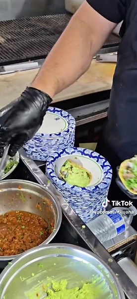 Taqueria by El Prieto Dirección: 689 H St, Chula Vista, CA 91910, Estados Unidos Google maps: https://maps.app.goo.gl/YFuZNZSzJWs2zfXJ9 Horarios: Lunes a Domingo 11 am a 1 am